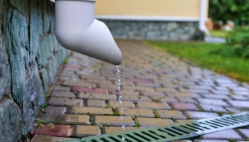 Sistemi di scarico grondaie: soluzioni efficaci per raccogliere l'acqua piovana